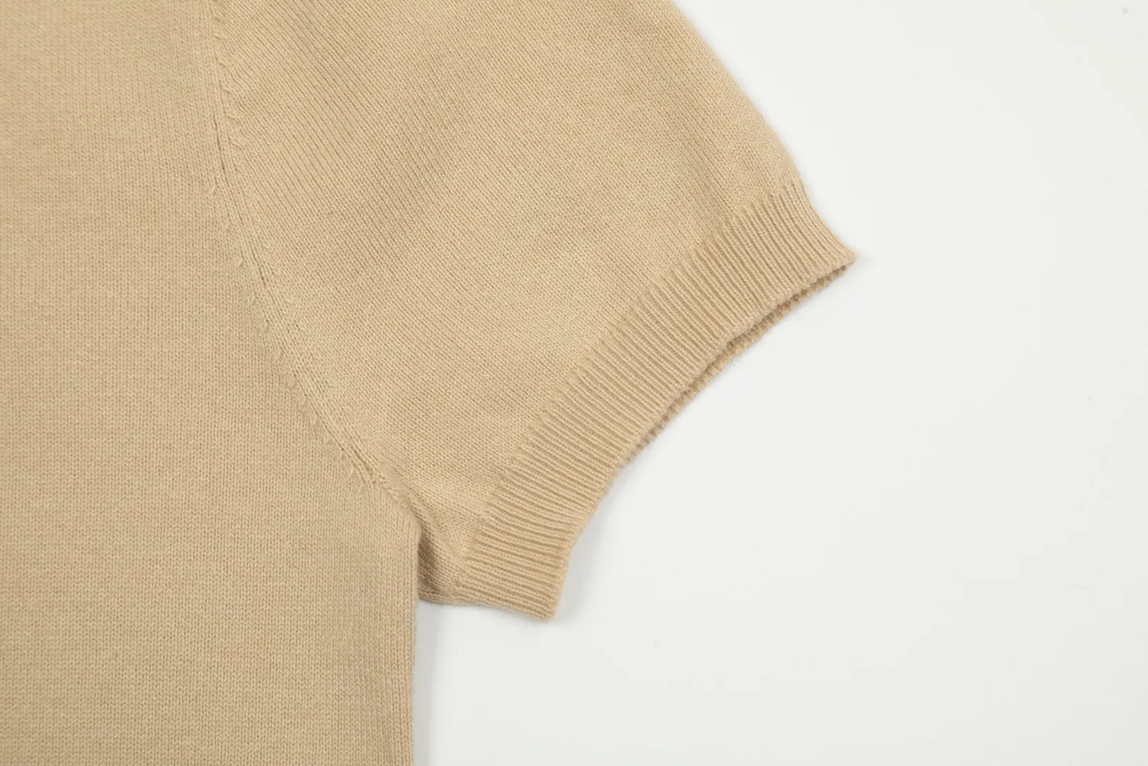 🅿️156 "Top quality" Style number: DS008# (not off the shelves all year round) [Ralph Lauren round neck solid color pony embroidered logo knitted short sleeves] ✅Ralph Lauren classic basic versatile knitted short sleeves for all seasons ✅Main supplier platform live broadcast Wholesale entity Replenish if out of stock Not off the shelf ✅ZP quality 1:1 version Scan the code to enter the GF website Counter quality ✅Detailed quality is the only one in Guangzhou Imported quality cotton yarn, focusing on high-end, cost-effective, good quality needless to say ✅The version is restored to the original version, loose, comfortable and stress-free, simple is high-end, classic is timeless ✅The upper body is simple and easy to match, a must-have for goddess ootd. Good-looking clothes are never picky. A must-have in the goddess' wardrobe. Size: S-XL Color: Army green, off-white, black, light pink, khaki, navy, light blue, mint green